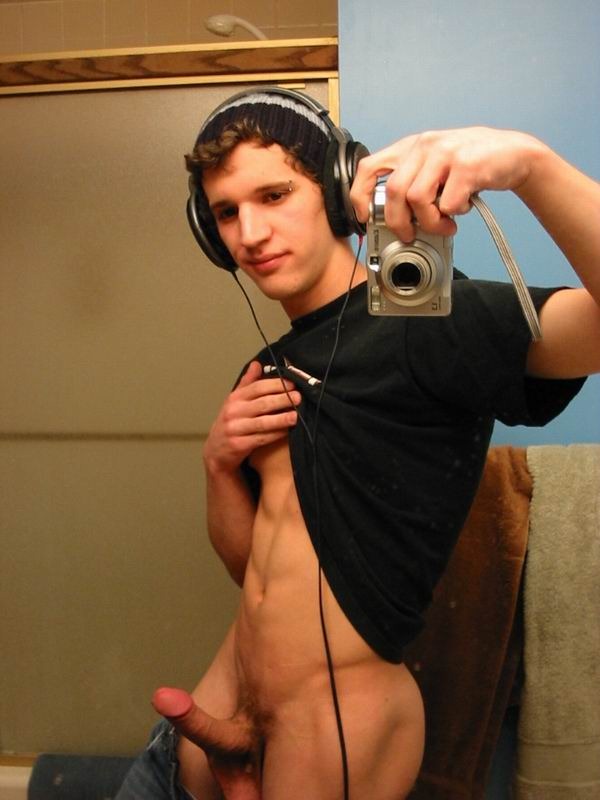 http://gayteenboys18.com/wp-content/uploads/2011/03/boys_self_pics-4.jpg