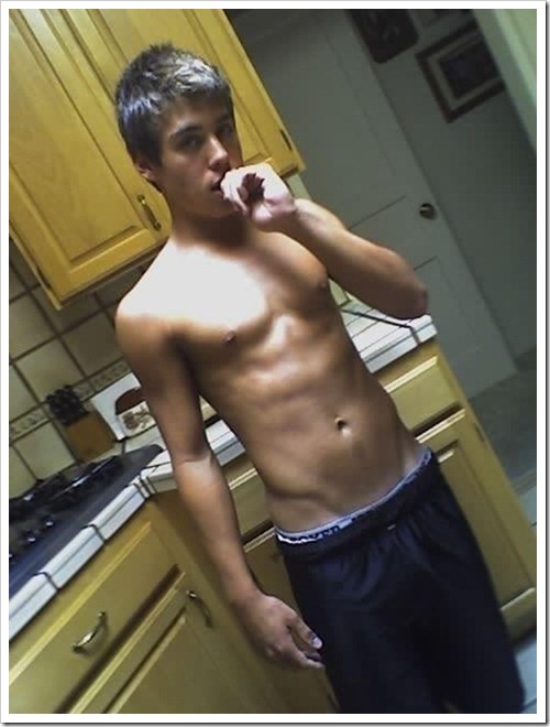 Teen_boys_in_their_kitchens (101)