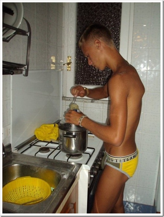Teen_boys_in_their_kitchens (105)